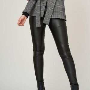 Chic Black Textured Leggings